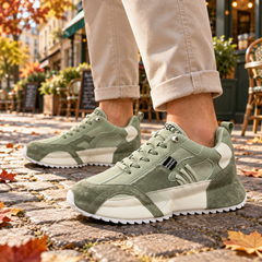 Sneakers uomo verdi con inserti a contrasto e suola dentellata bianca indossate in strada