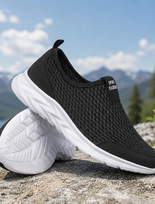 Sneakers uomo slip-on nere con suola bianca e linguetta posteriore, vista laterale