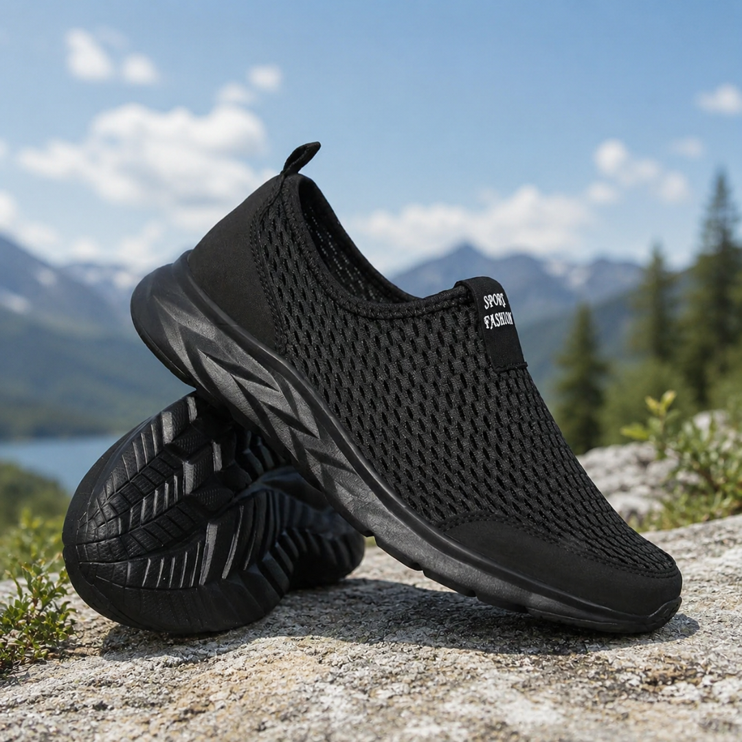 Sneakers uomo slip-on nere traforate con suola nera in montagna