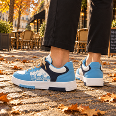 Sneakers azzurre viste di lato con suola bianca e tassello blu