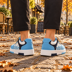 Dettaglio posteriore delle sneakers azzurre con tallone bianco e blu