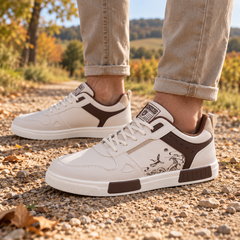 Sneakers uomo bianche con blocchi marroni in rilievo sulla suola, vista laterale
