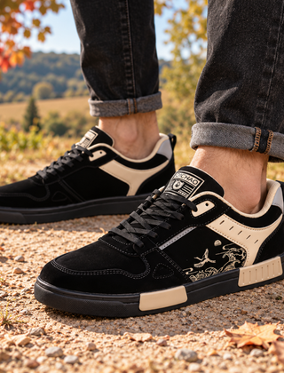 Sneakers uomo nere con inserti crema e stampa di gru sul pannello laterale