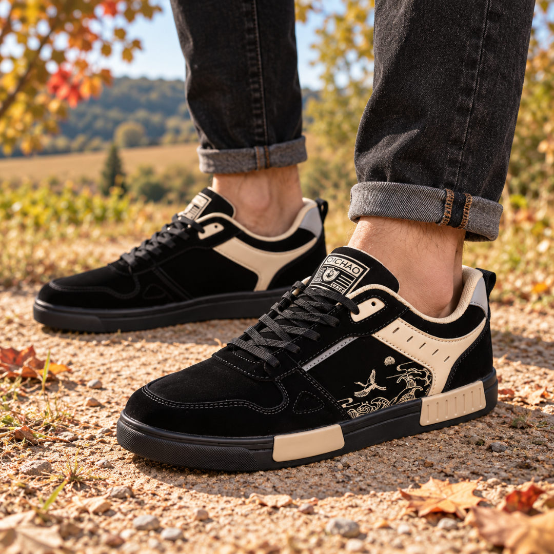Sneakers uomo nere con inserti crema e stampa di gru sul pannello laterale