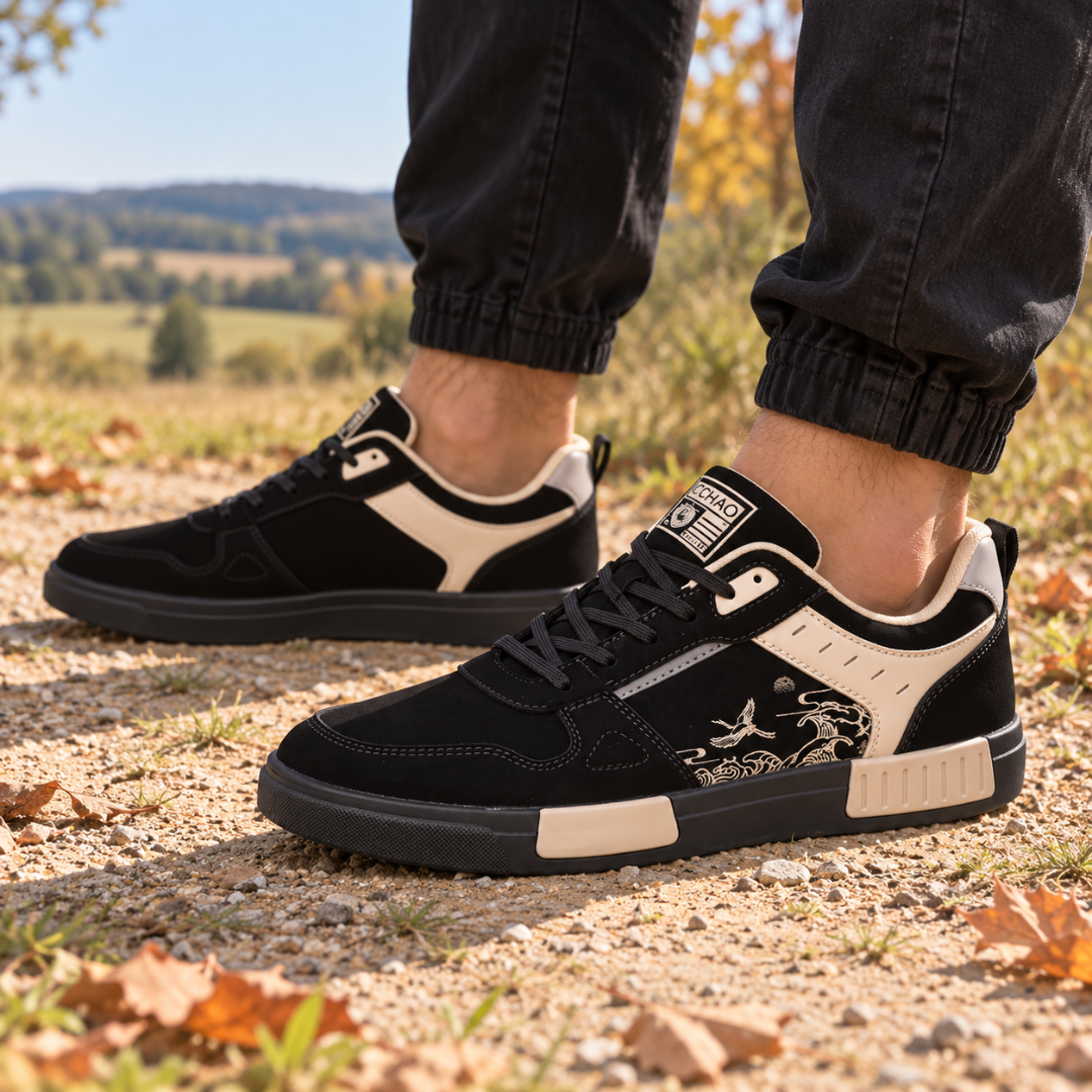 Sneakers nere uomo con lacci scuri e linguetta stampata sul retro