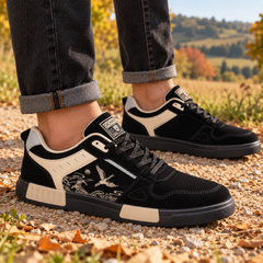 Sneakers uomo nere con stampa di onde e gru e perforazioni laterali chiare