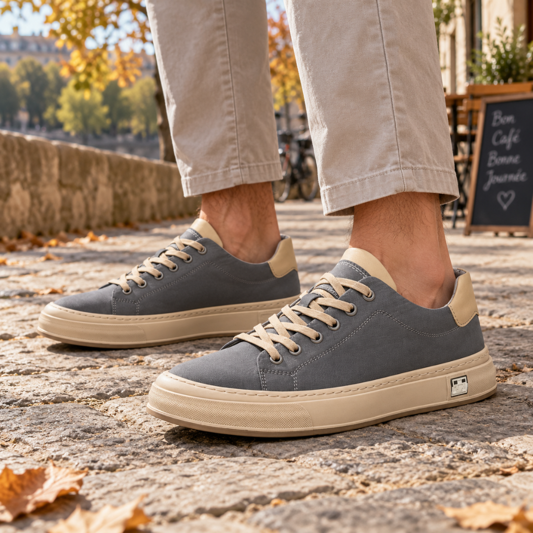 Sneakers uomo grigie con punta tonda e allacciatura chiara, abbinate a pantaloni beige