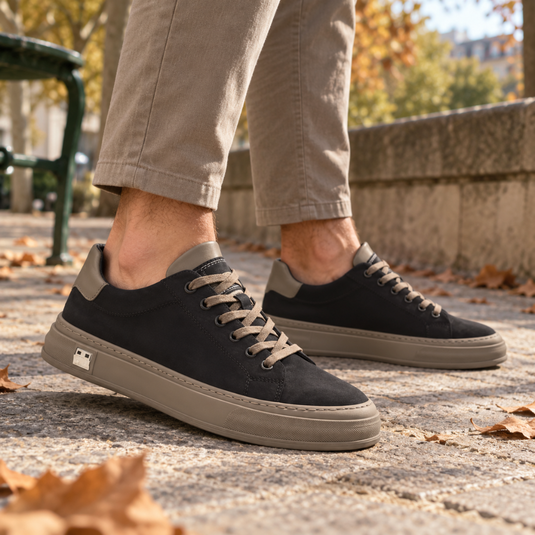 Sneakers basse nere di profilo con placchetta metallica e suola chiara a contrasto