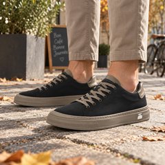 Sneakers nere effetto camoscio con punta tonda, lacci chiari e suola a contrasto
