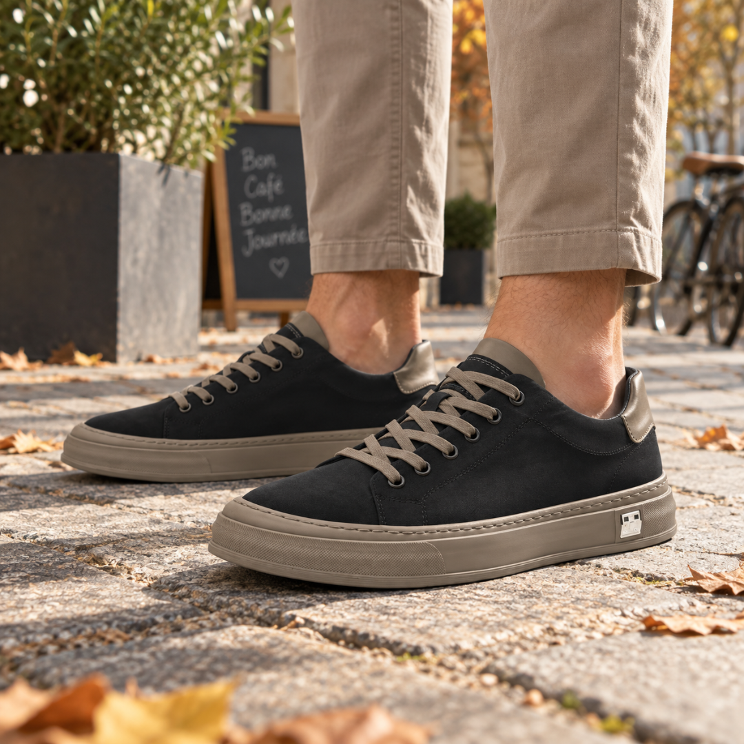 Sneakers nere effetto camoscio con punta tonda, lacci chiari e suola a contrasto