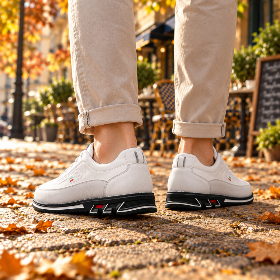 Sneakers uomo bianche viste da dietro, con tallone e suola sagomata bianca e nera