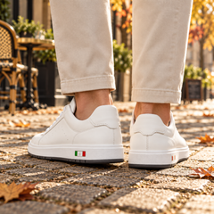 Retro delle sneakers uomo bianche con tallone rinforzato e battistrada scuro