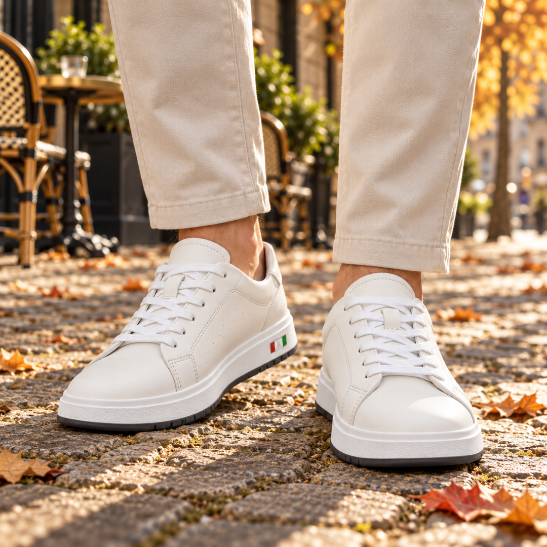 Sneakers uomo bianche di tre quarti con lacci chiari e punta liscia