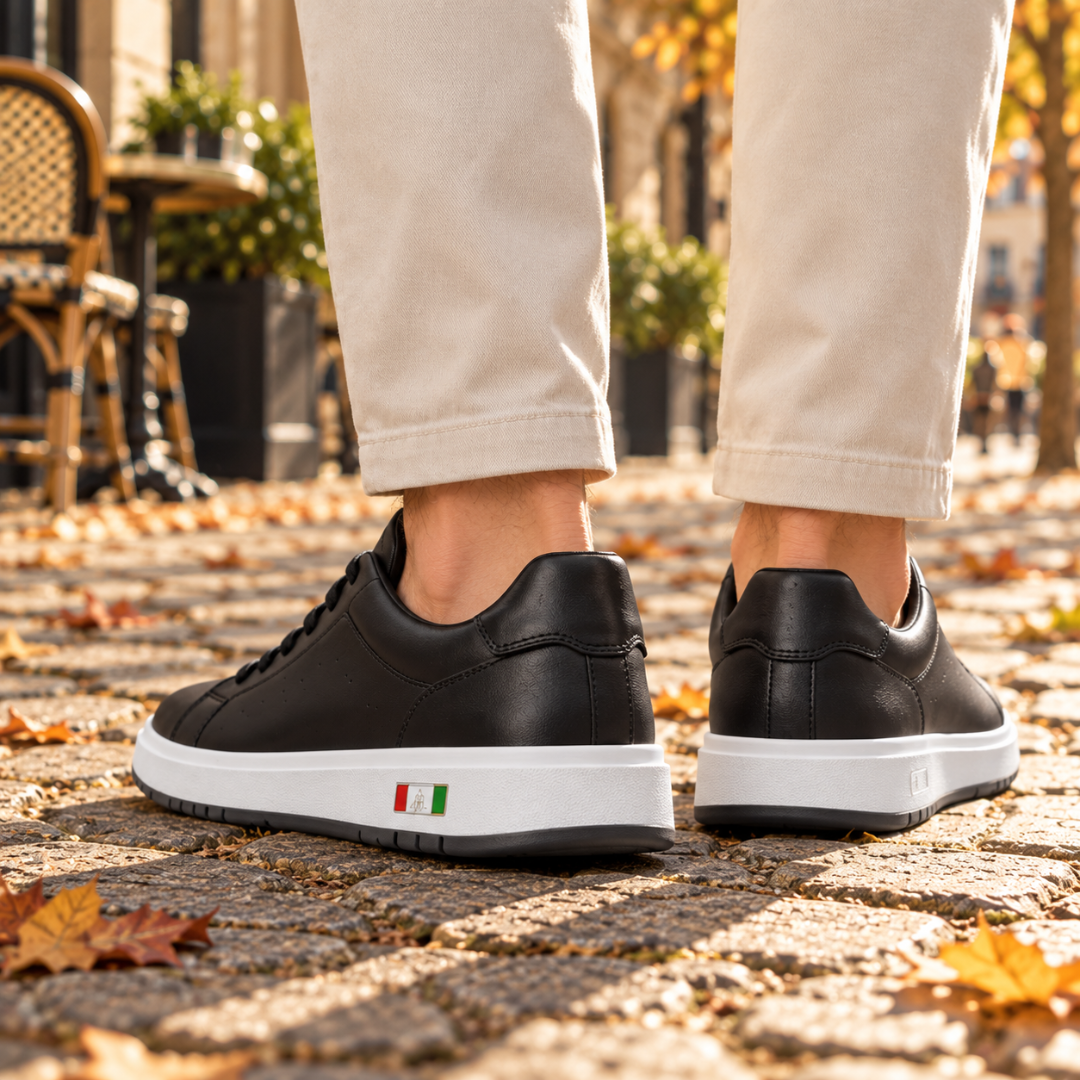Retro delle sneakers uomo nere con suola bianca e piccola bandiera applicata