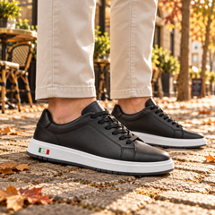 Sneakers uomo nere di lato con cuciture a vista e fori decorativi