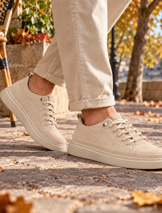 Sneakers uomo beige stringate con cuciture a contrasto e suola spessa rigata