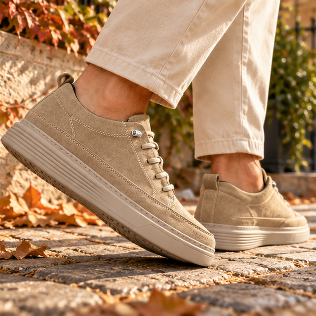 Sneakers kaki da uomo viste di lato con suola rigata e cuciture a contrasto