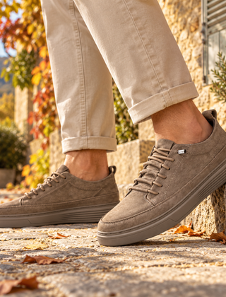 Sneakers uomo kaki scuro basse con lacci e suola spessa tono su tono