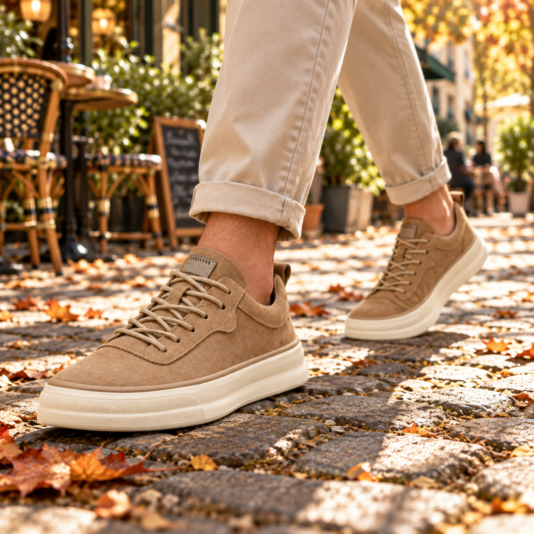Sneakers uomo beige in movimento con etichetta applicata sul lato