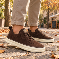 Sneakers uomo marroni dall'aspetto opaco con lacci e suola spessa crema