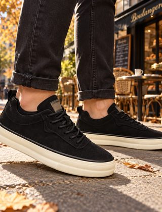 Sneakers uomo nere basse con lacci neri e suola spessa color crema