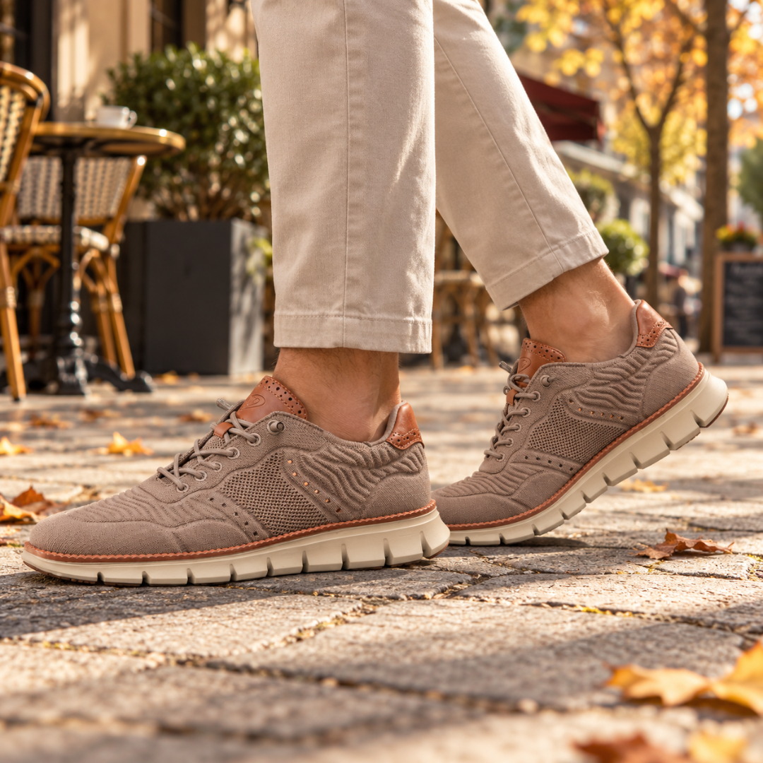 Sneakers uomo kaki indossate su pavé, dettaglio della punta arrotondata