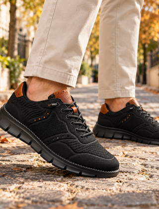 Sneakers uomo nere effetto maglia con pannello marrone al tallone e lacci