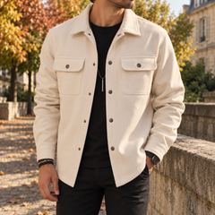 Sovracamicia uomo beige aperta su maglia nera, tasche sul petto con patta