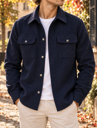 Sovracamicia uomo blu navy con tasche sul petto e bottoni a pressione metallici