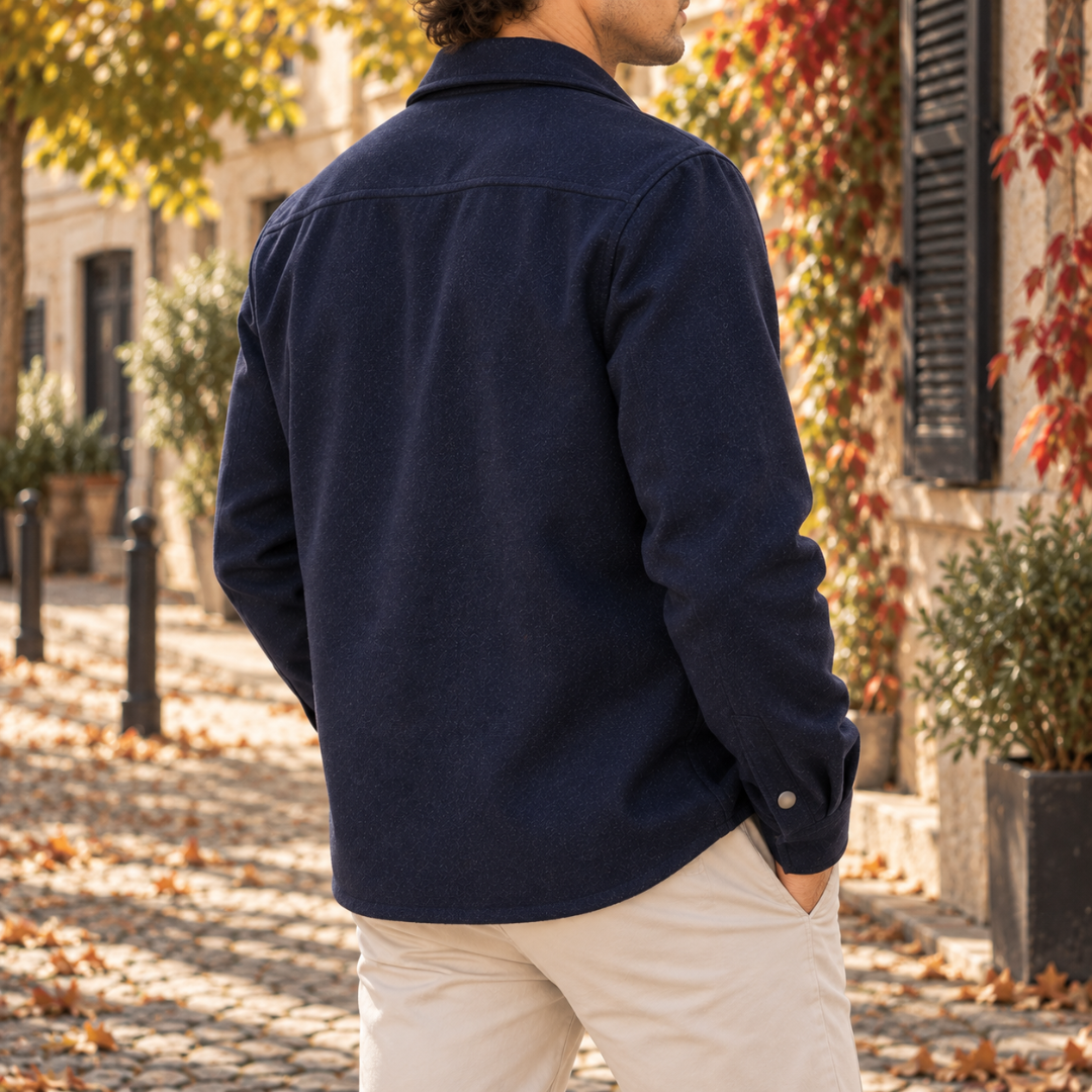 Vista posteriore della sovracamicia uomo blu navy con cucitura sulle spalle e polsino abbottonato