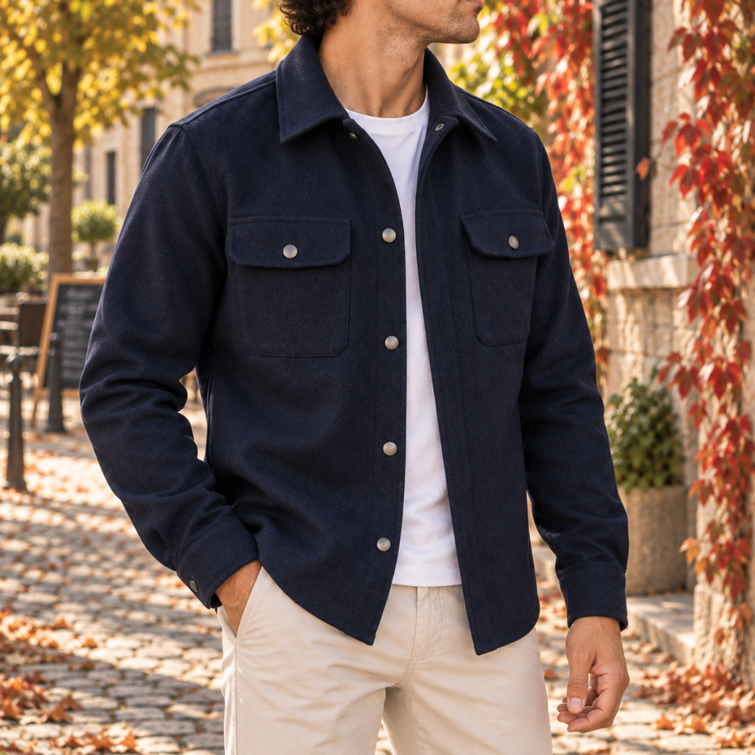 Sovracamicia blu navy uomo aperta su T-shirt bianca, colletto a punta e tasche