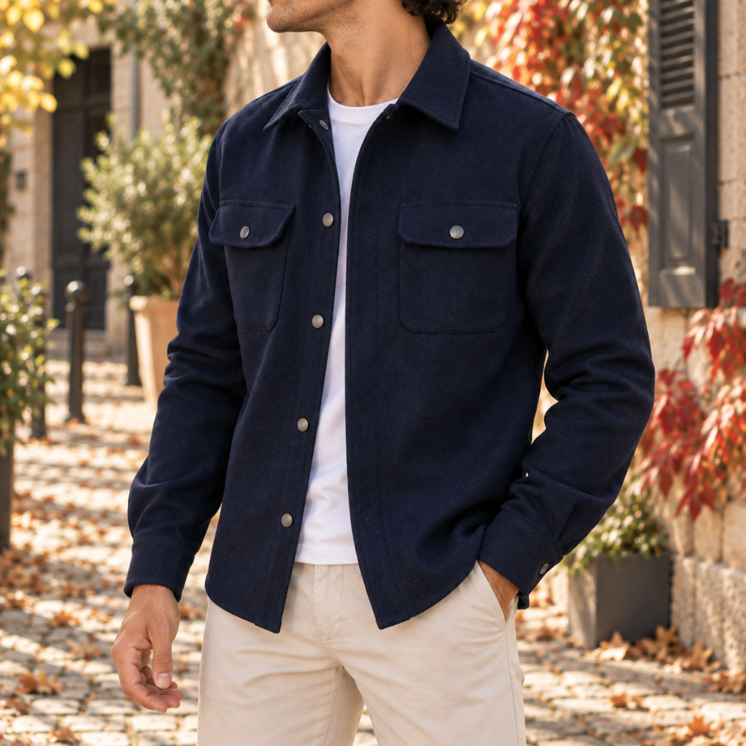 Uomo indossa sovracamicia blu navy con maniche lunghe e chino beige in città