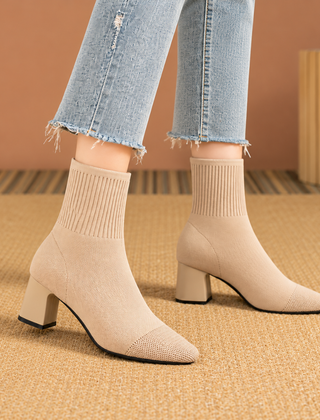 Stivaletti donna a calza beige con tacco largo squadrato e punta quadrata
