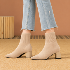Stivaletti beige a calza indossati con pantaloni chiari, bordo superiore a costine