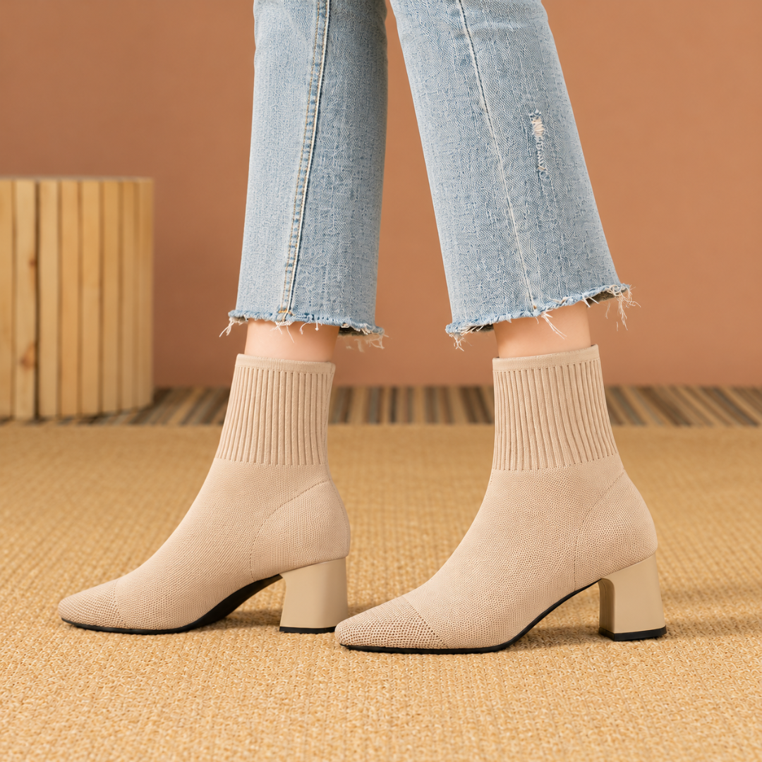 Stivaletti beige a calza indossati con pantaloni chiari, bordo superiore a costine