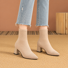 Stivaletti donna beige a calza visti di tre quarti con punta quadrata
