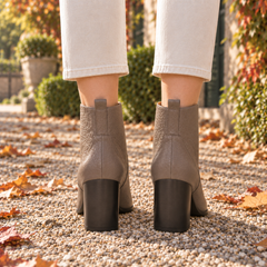Retro degli stivaletti donna kaki con linguetta posteriore e tacco largo scuro
