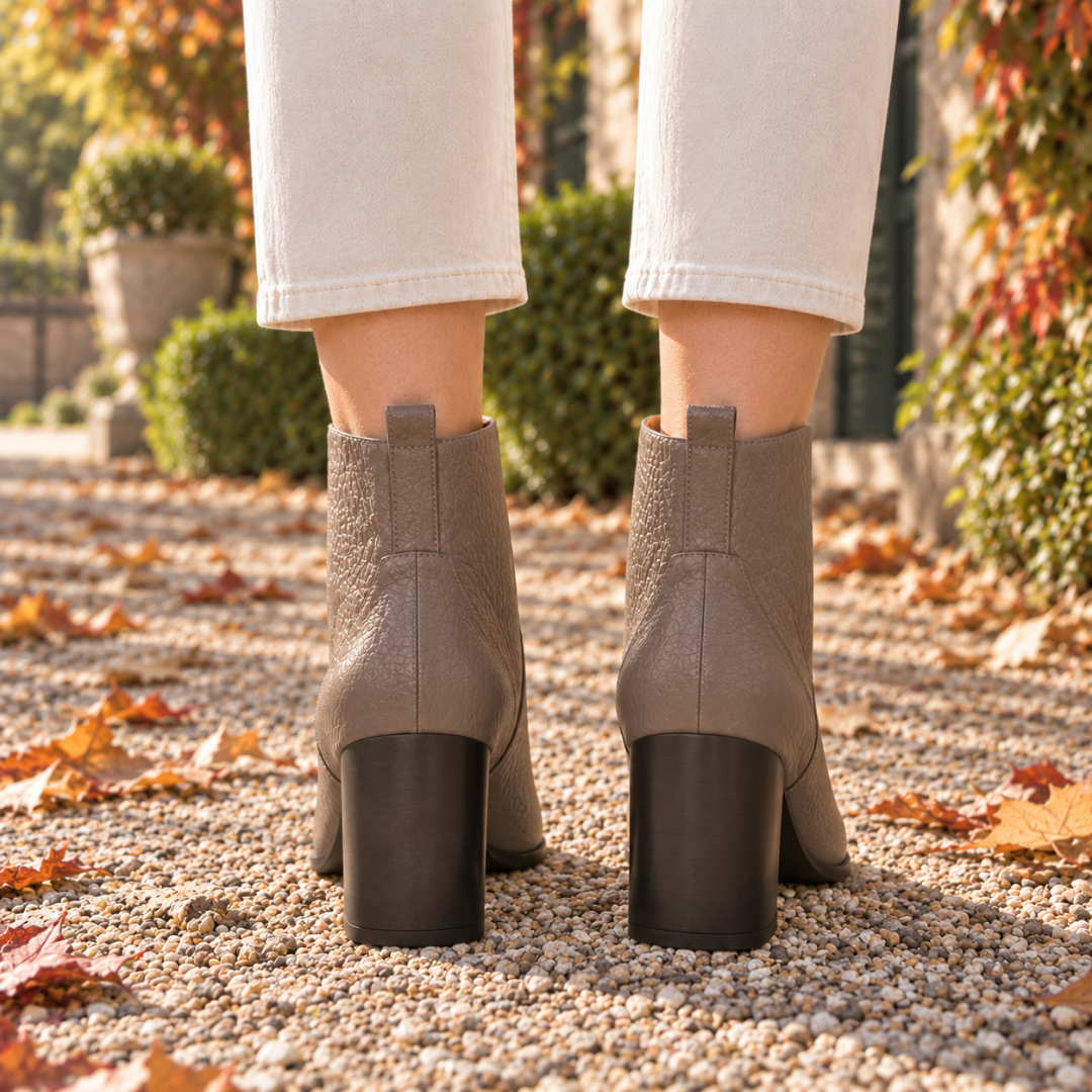Retro degli stivaletti donna kaki con linguetta posteriore e tacco largo scuro