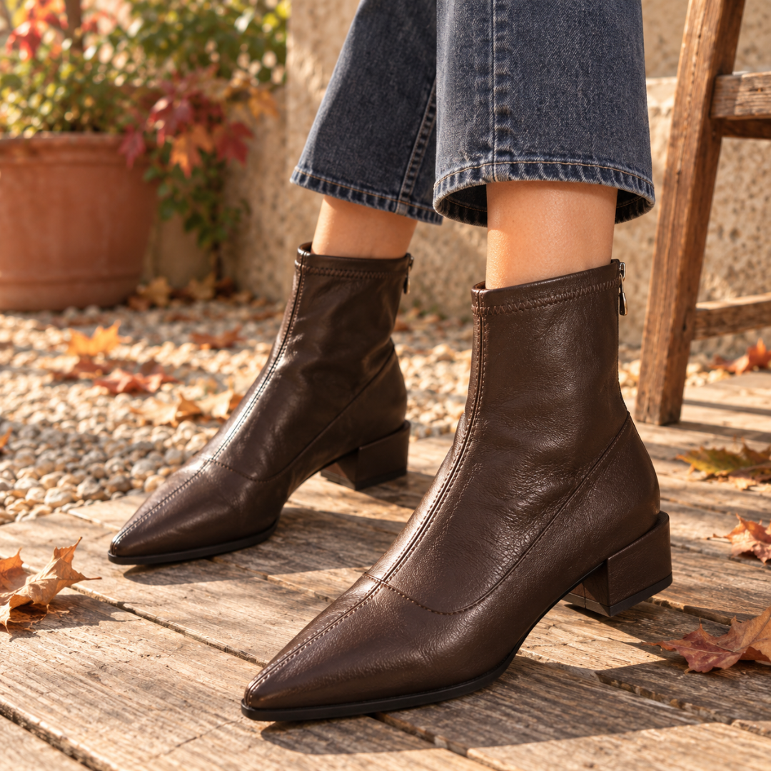 Stivaletti donna marroni a punta con tacco largo, indossati con pantaloni blu