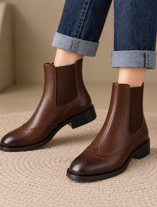 Stivaletti donna marroni con traforature brogue sulla punta e elastico laterale