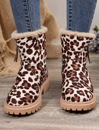 Stivaletti donna leopardati visti di fronte con bordo effetto pelliccia e suola scolpita