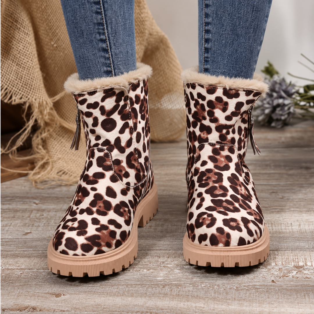 Stivaletti donna leopardati visti di fronte con bordo effetto pelliccia e suola scolpita