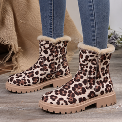 Stivaletti donna a stampa leopardata in primo piano, zip laterale chiusa e bordo effetto pelliccia