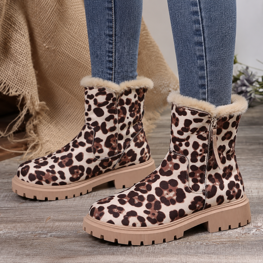 Stivaletti donna a stampa leopardata in primo piano, zip laterale chiusa e bordo effetto pelliccia