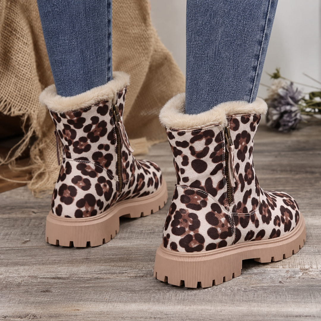 Vista posteriore degli stivaletti leopardati con zip laterale e suola scolpita beige