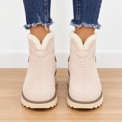 Stivaletti beige visti di fronte con bordo effetto pelliccia e cuciture centrali