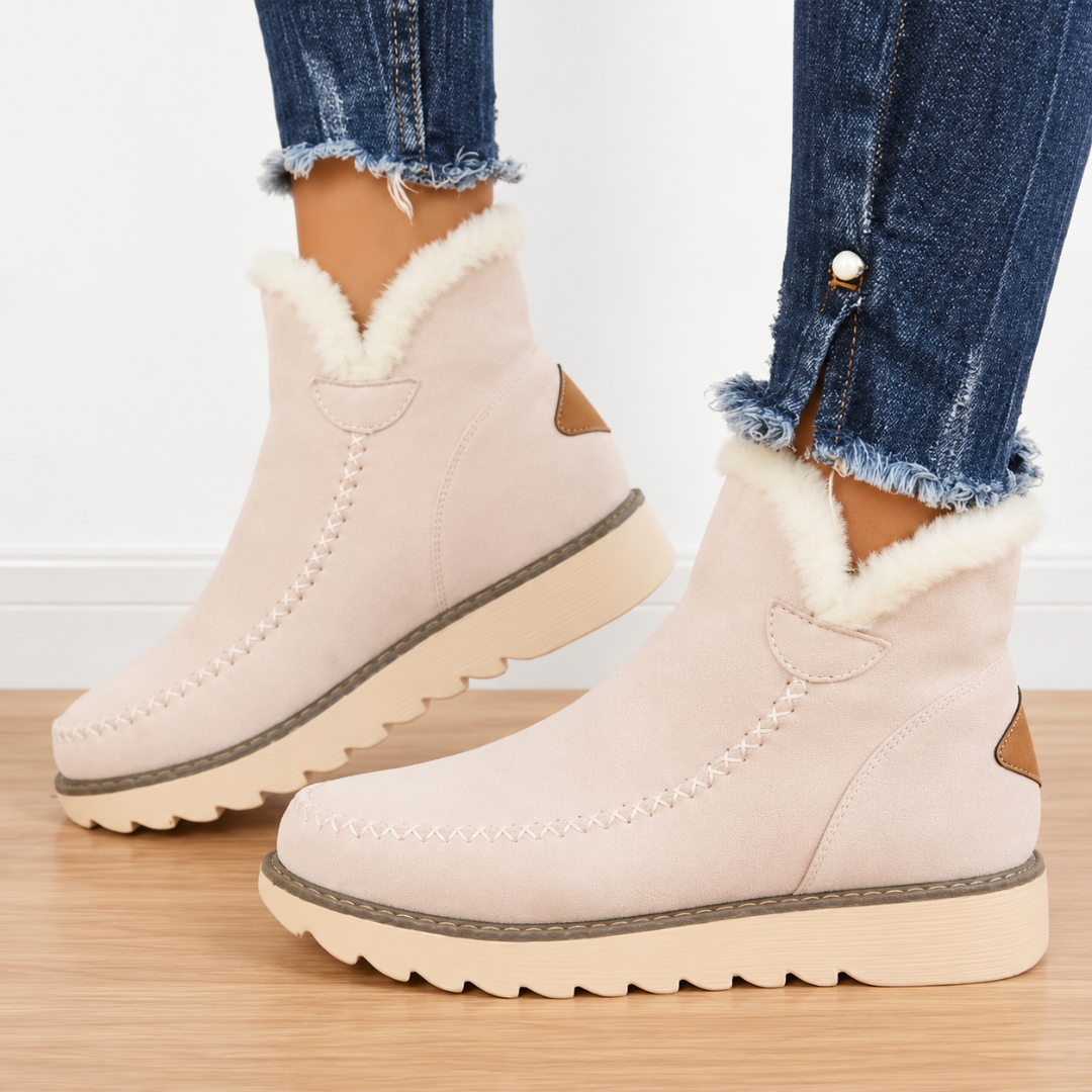 Stivaletti donna beige di lato con suola platform dentellata e punta tonda