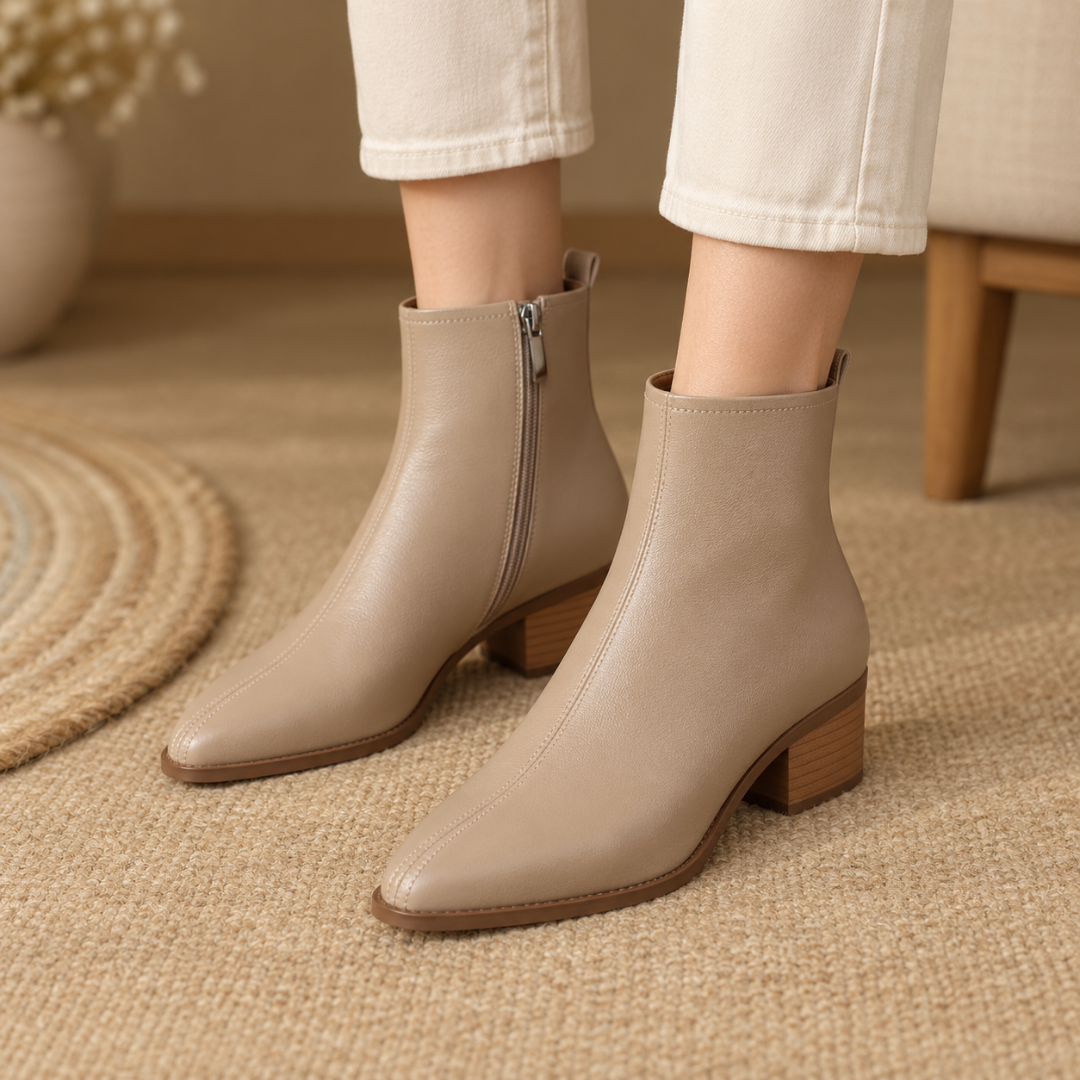 Stivaletti beige alla caviglia con zip laterale e tacco largo, indossati con pantaloni chiari