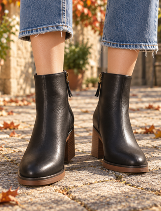 Stivaletti donna neri con tacco largo marrone e zip laterale, vista frontale