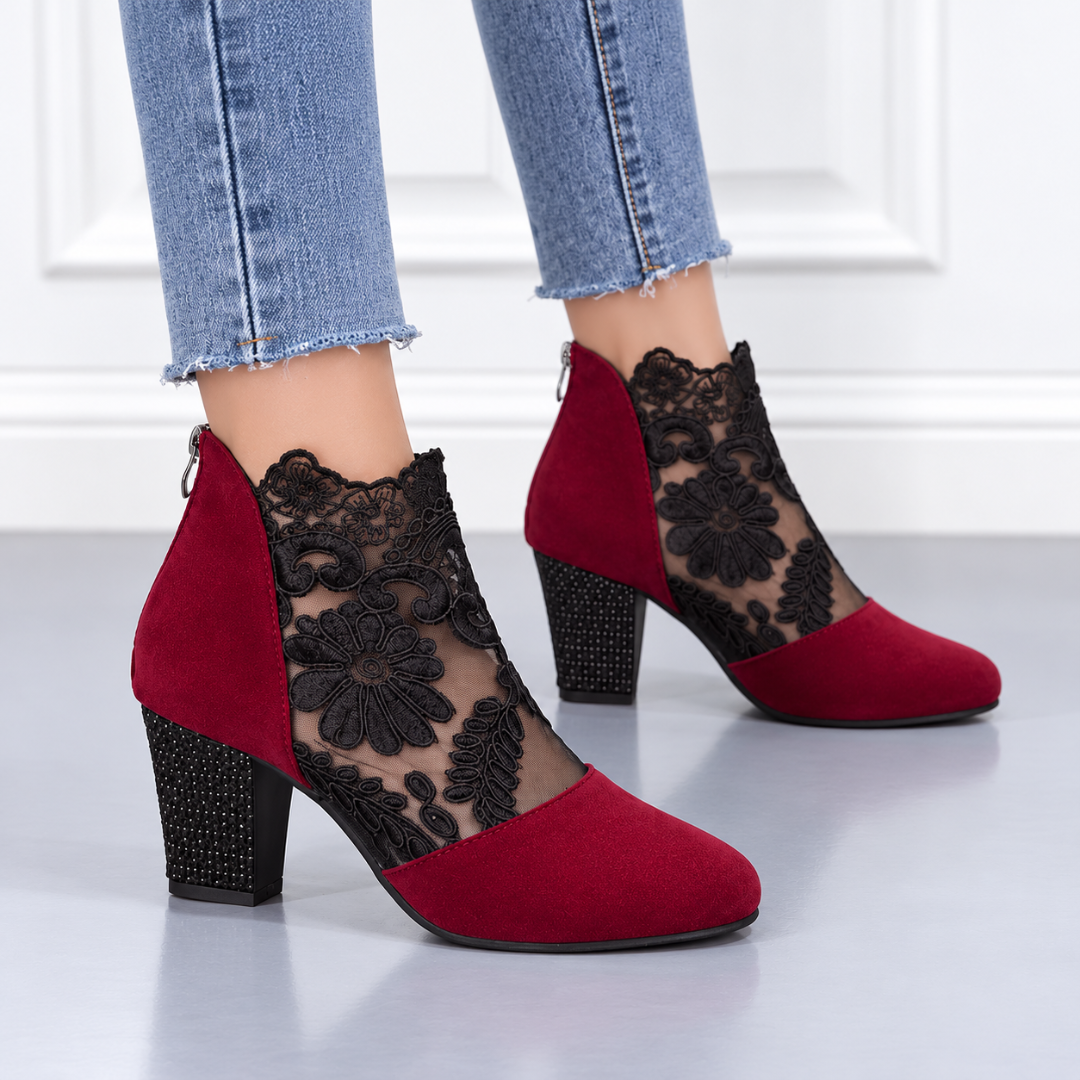 Stivaletti rossi di lato con bordo smerlato e tacco largo decorato